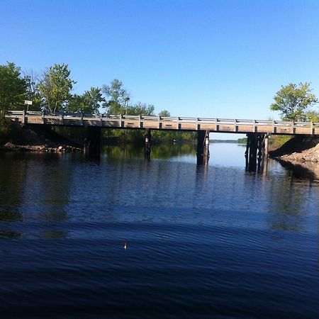 Lake Dalrymple Resort Lagoon City Esterno foto