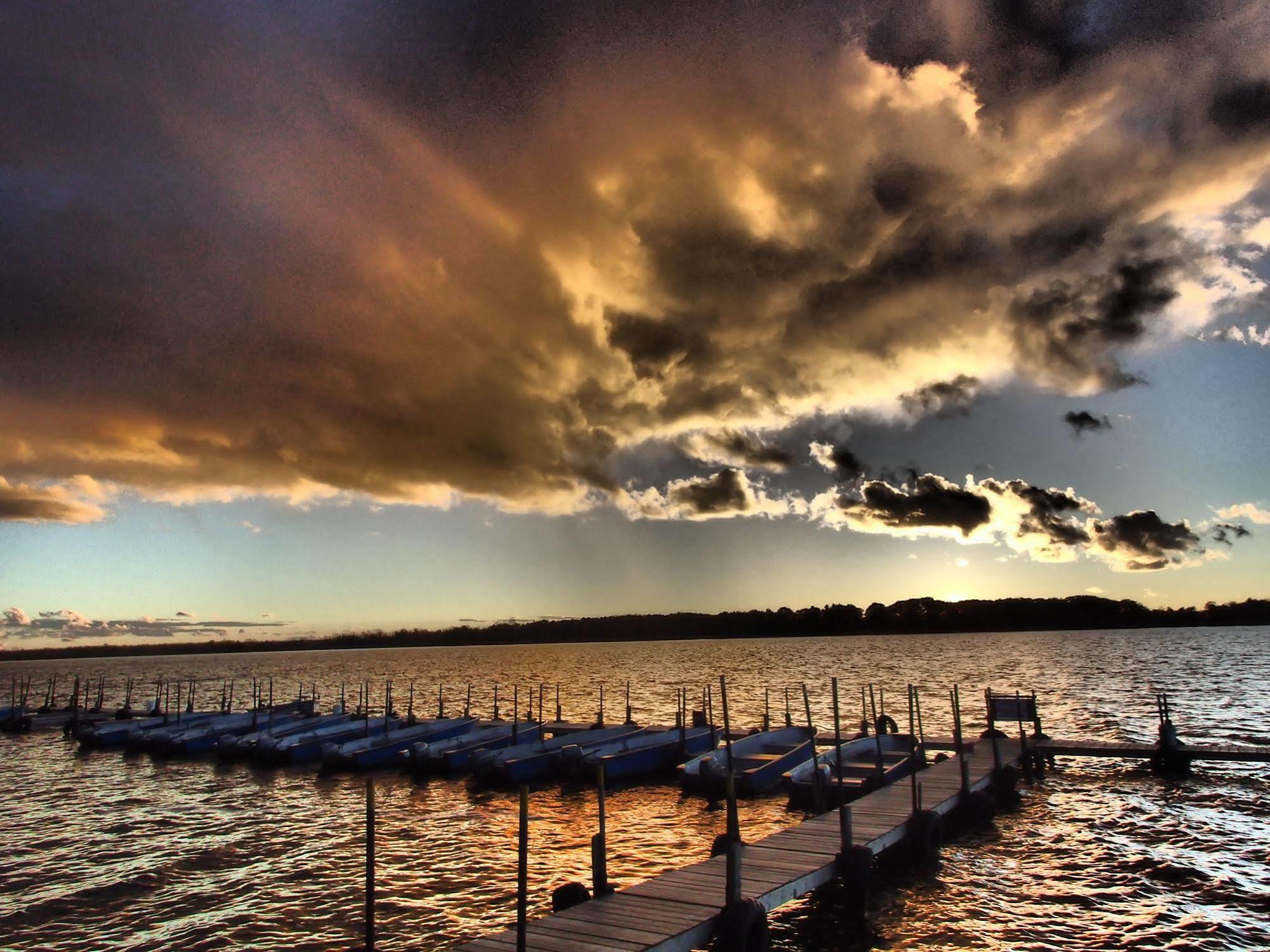 Lake Dalrymple Resort Lagoon City Esterno foto