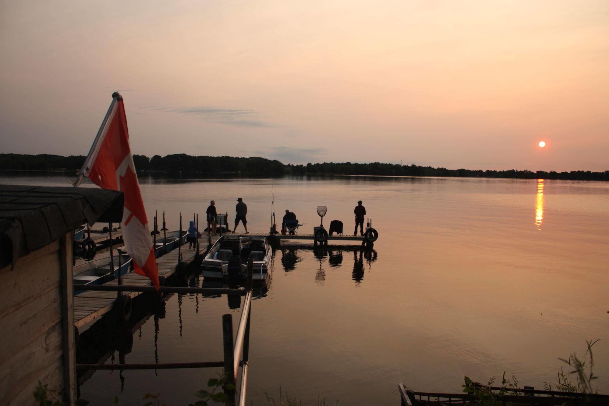 Lake Dalrymple Resort Lagoon City Esterno foto
