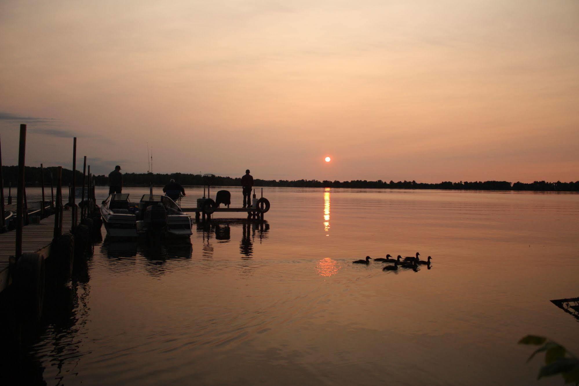 Lake Dalrymple Resort Lagoon City Esterno foto